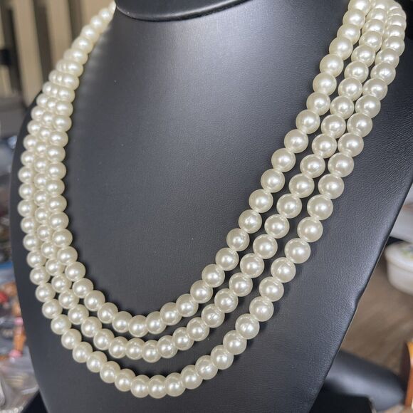 Vintage 3 Strand Classic Faux Pearls White Ivory Signed Hong Kong 20” +2” Extend - Picture 3 of 5